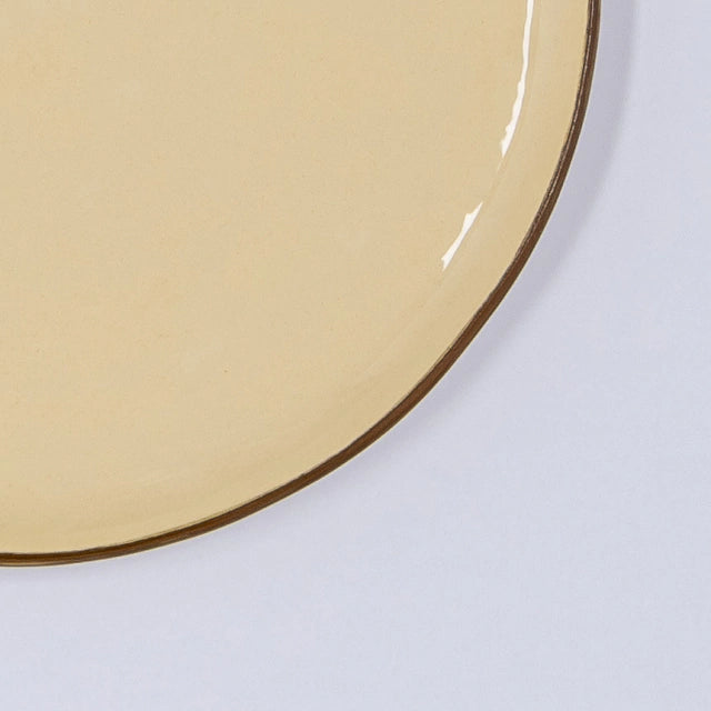 Prato raso em cerâmica com detalhe na borda